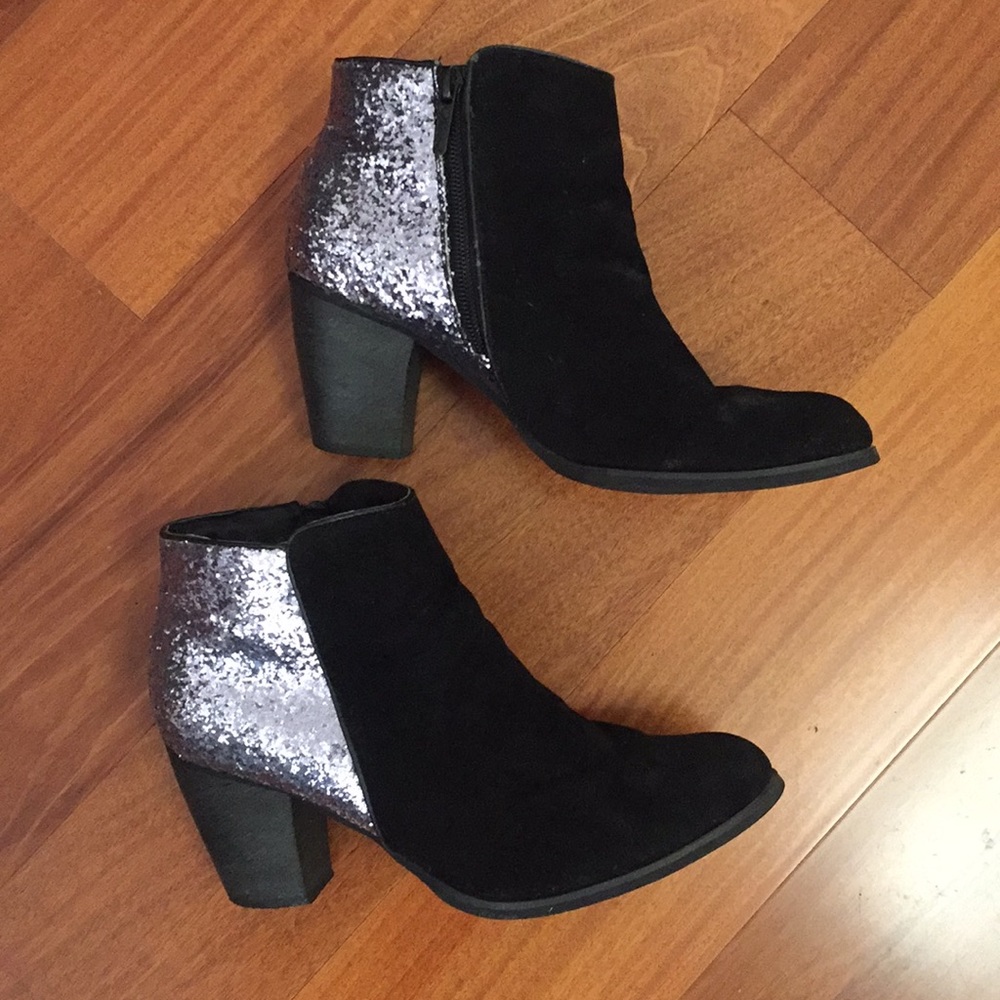 ✨SOLD✨Wanted Black Ankle Boots with Glitter Back